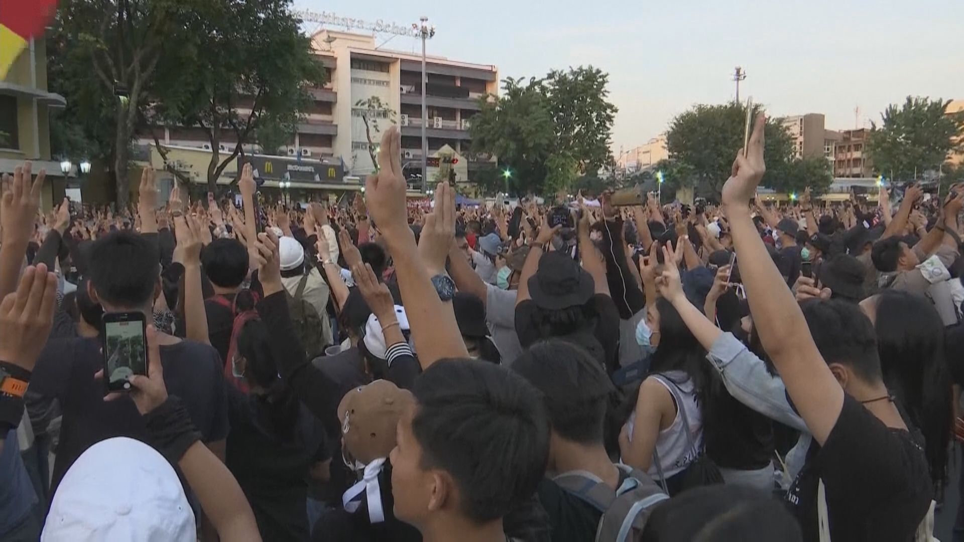 泰國反政府示威持續　示威者背對王室車隊以示抗議