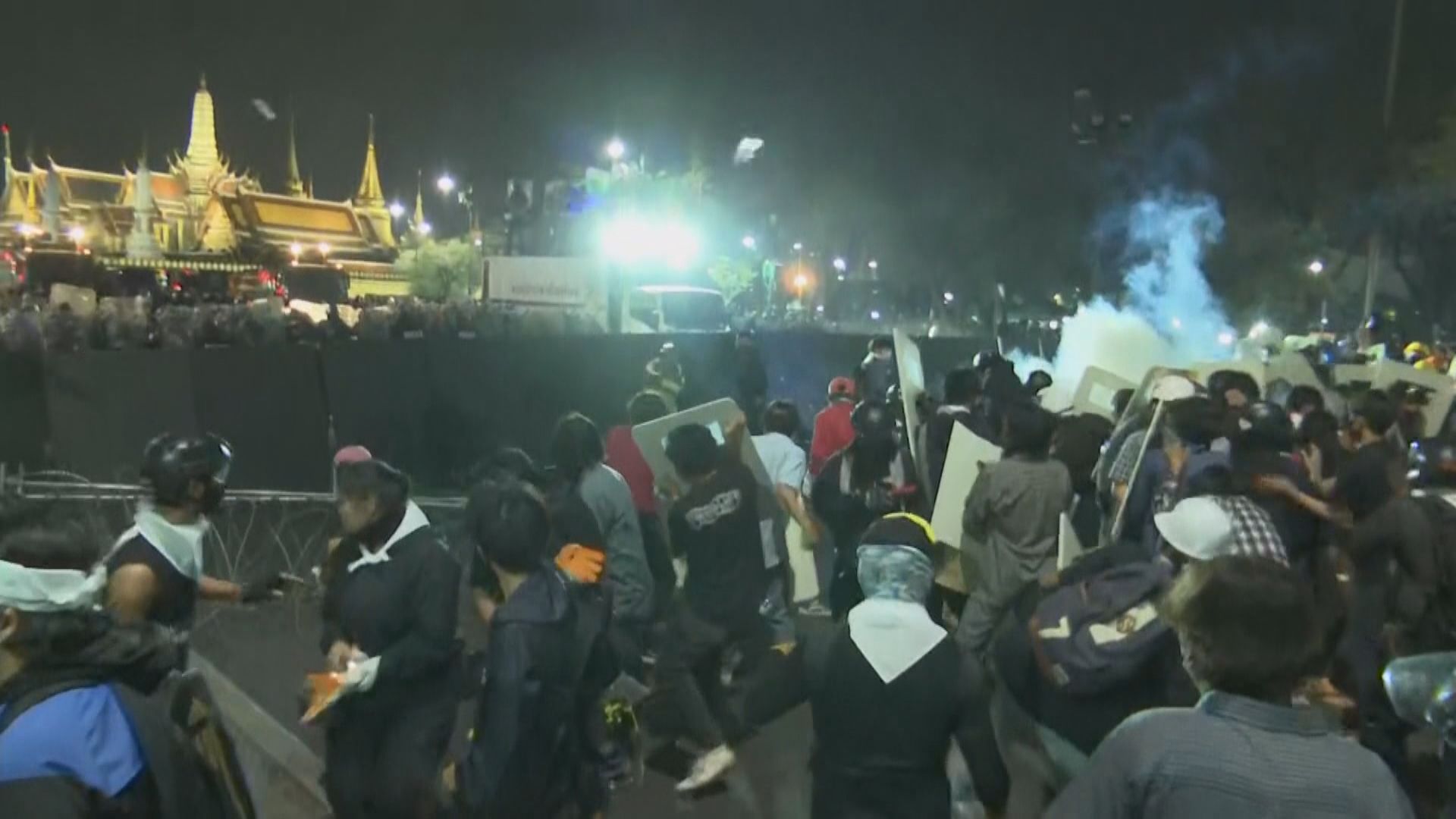 曼谷集會示威者警方起衝突　警施放煙霧驅散