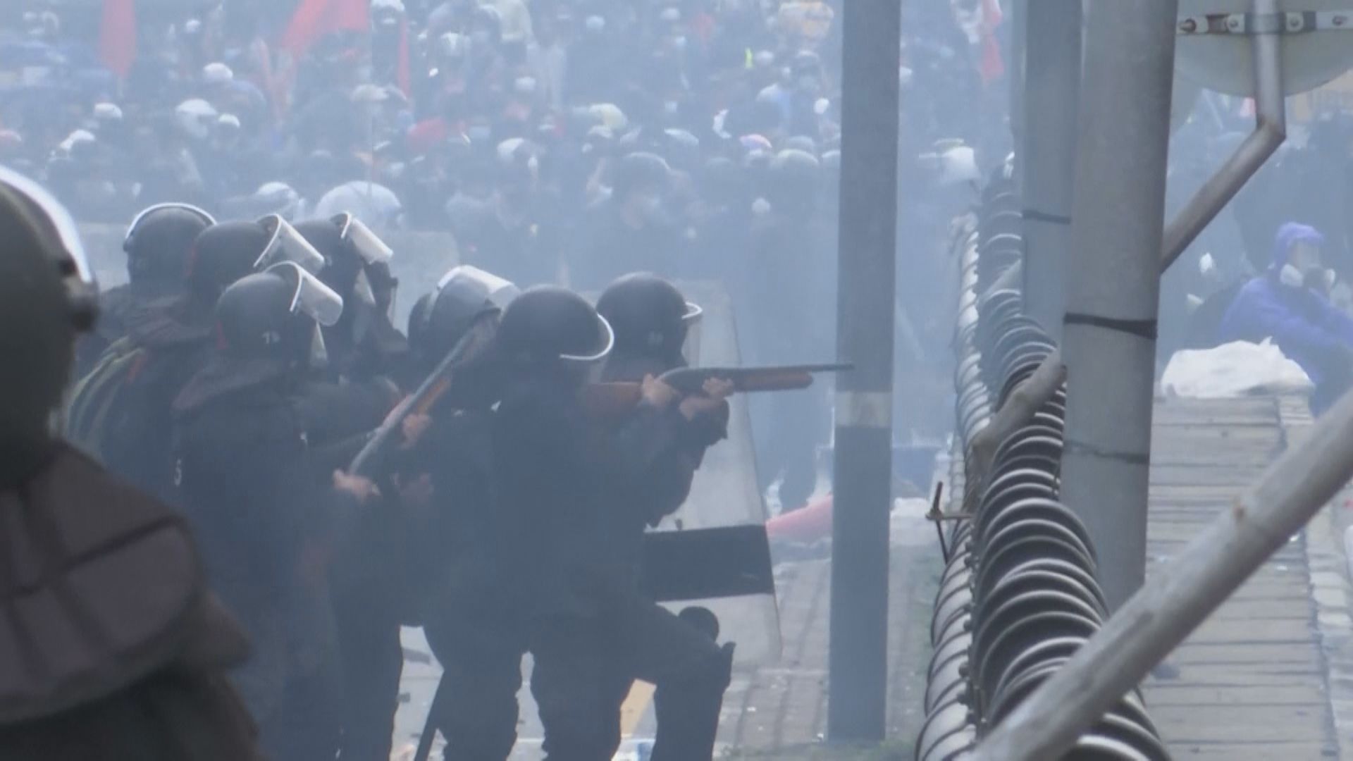 泰警方發射橡膠子彈和水炮驅散示威者　目擊者說有數十人受傷　