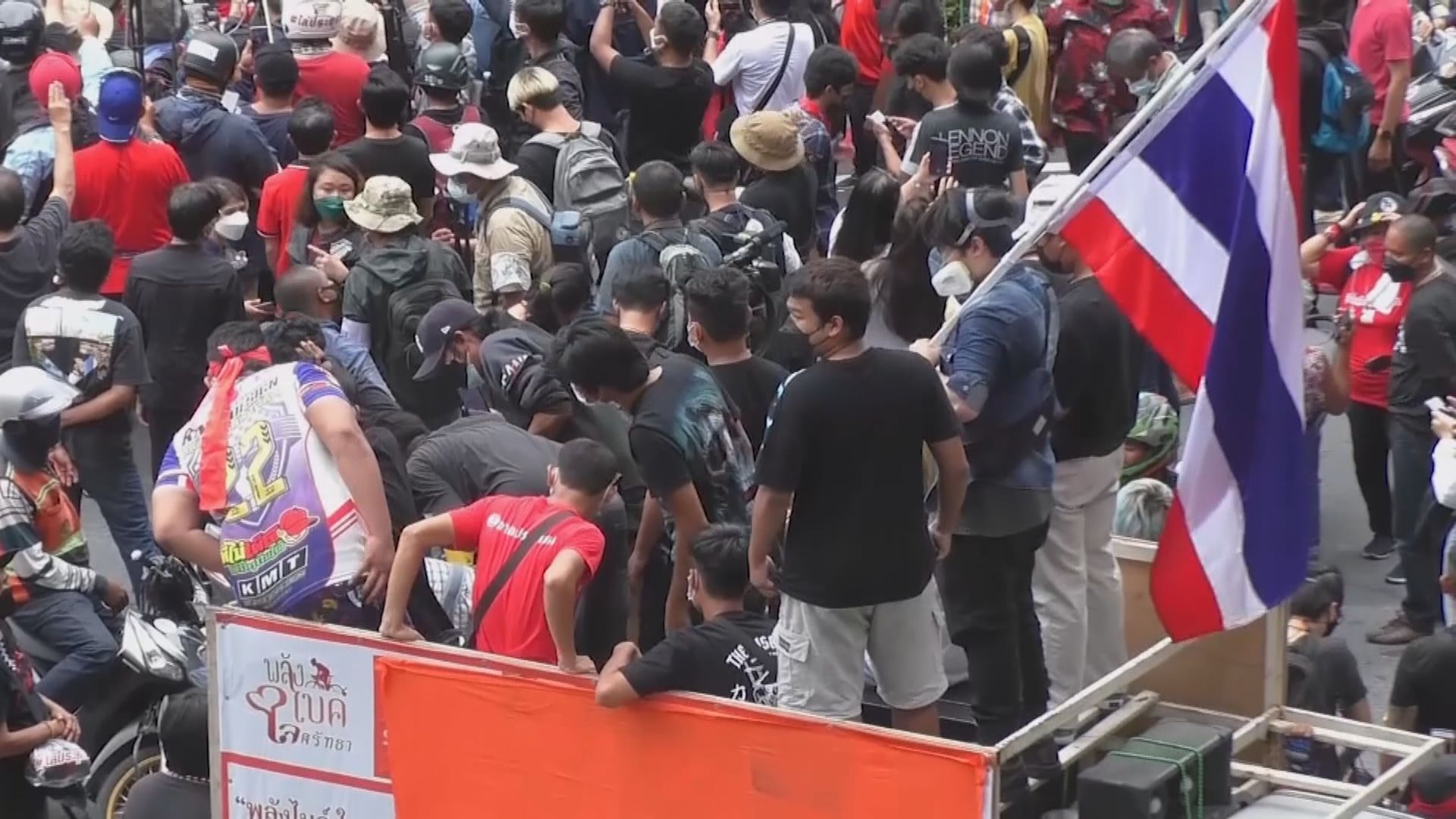 泰國示威者要求巴育為政府未能應對新冠疫情下台