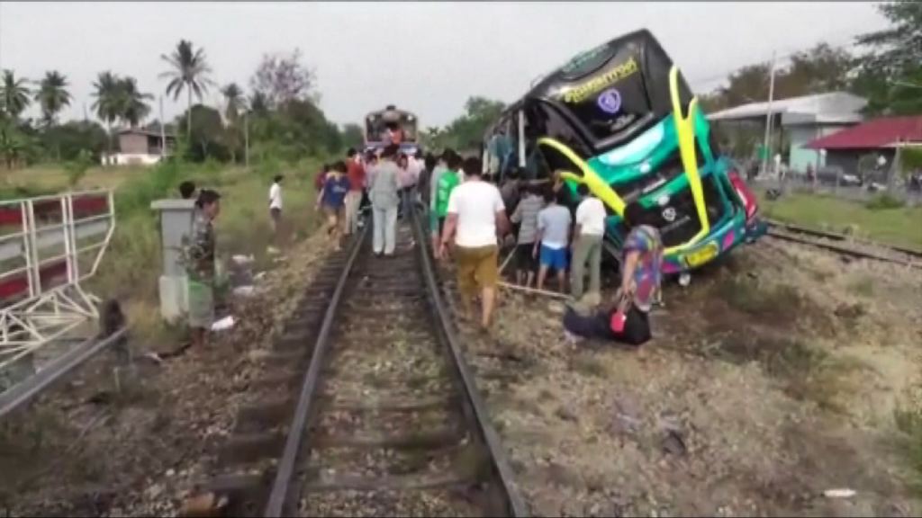 泰國一輛旅遊巴與列車相撞