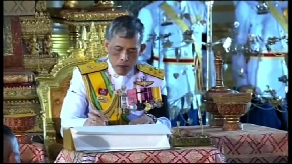 泰王哇集拉隆功簽署新憲法