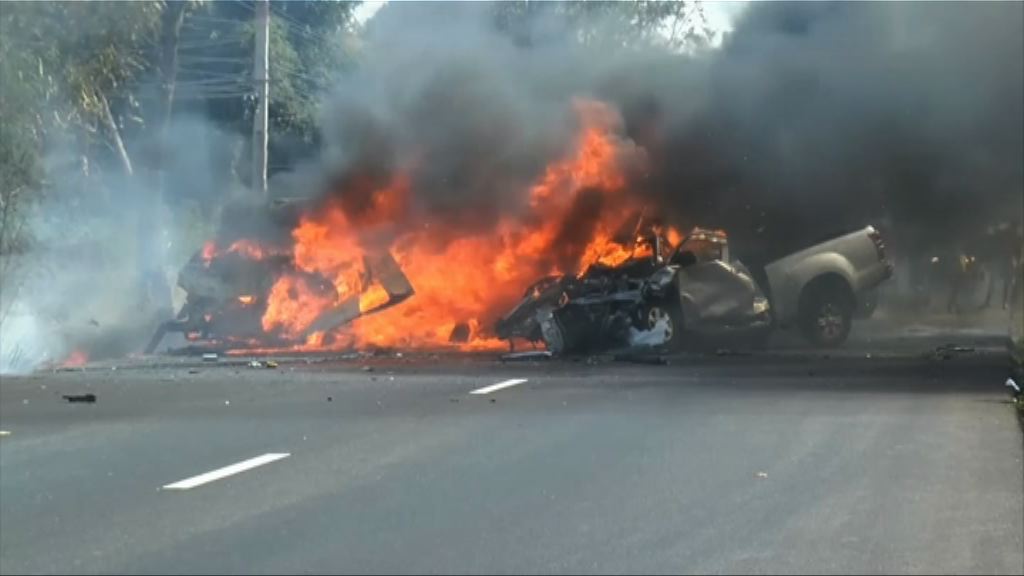 泰國兩車相撞後起火25人死亡