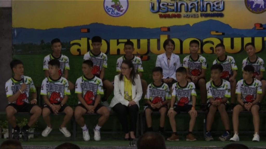 泰國獲救少年足球隊晤傳媒期間施展球技