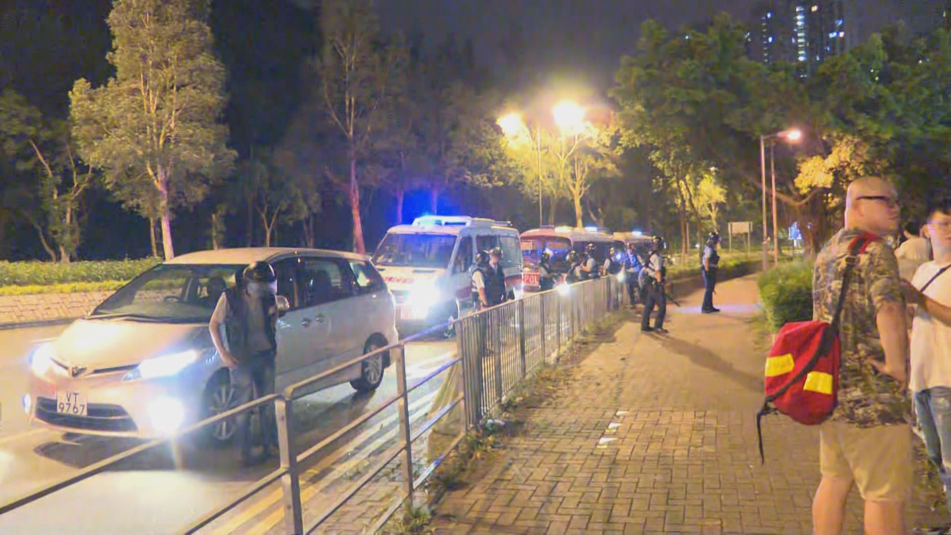 警方深夜於寶琳邨截查懷疑參與非法示威人士