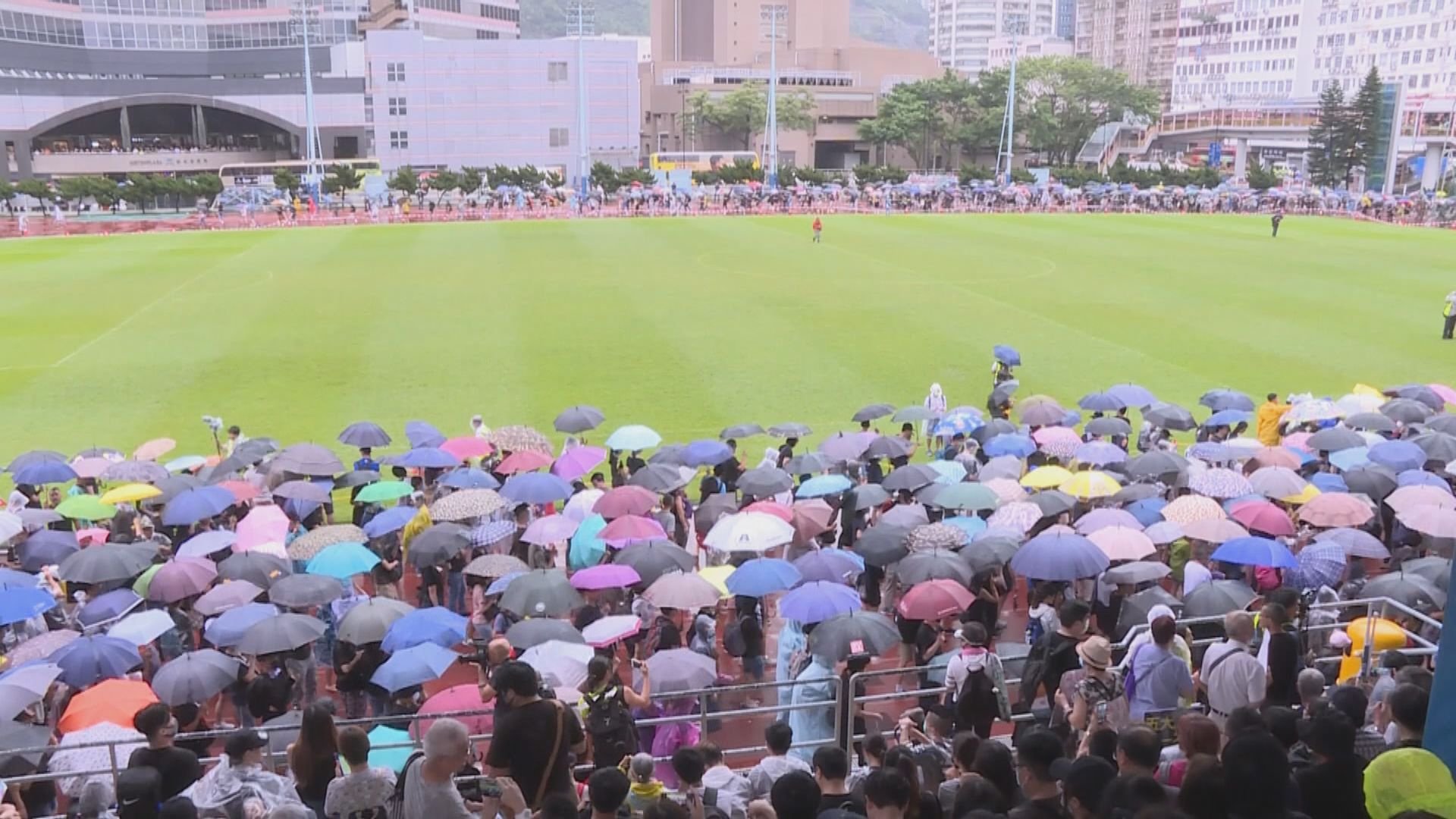 荃灣葵涌遊行有大批市民冒雨到起點集合