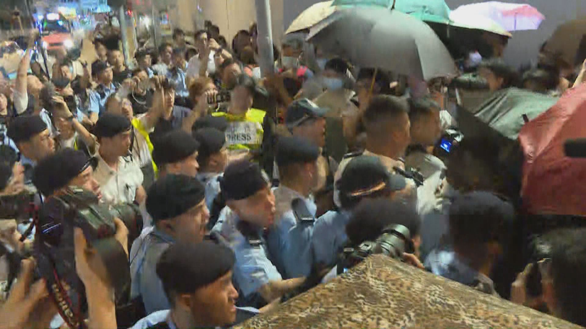 示威者一度包圍屯門警署抗議