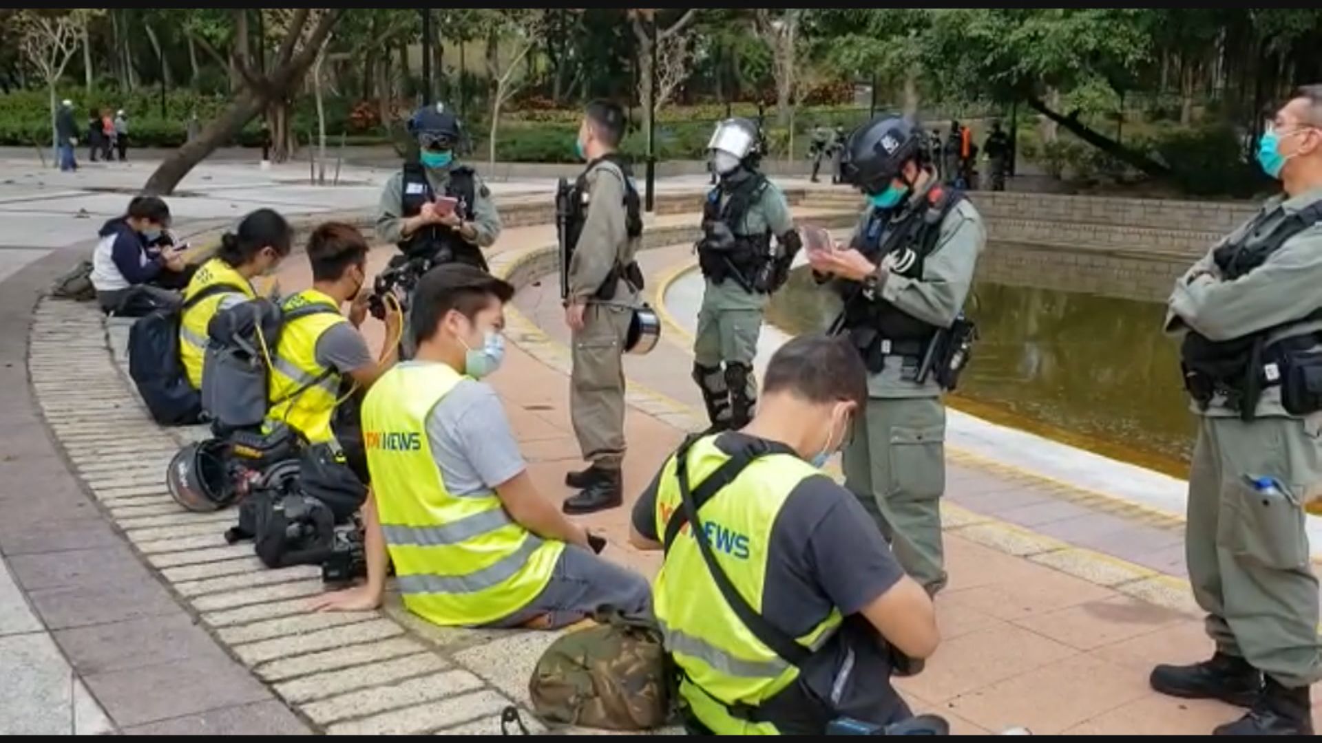 網民發起光復屯門公園行動　警方截查採訪記者