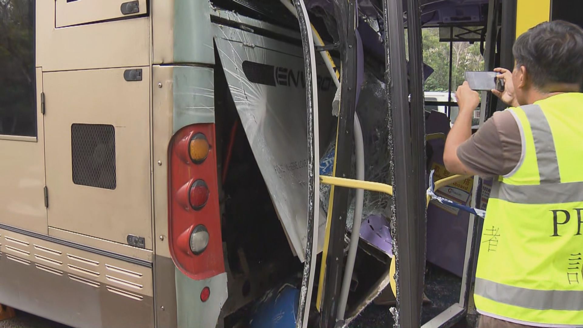大欖隧道巴士相撞至少77人傷