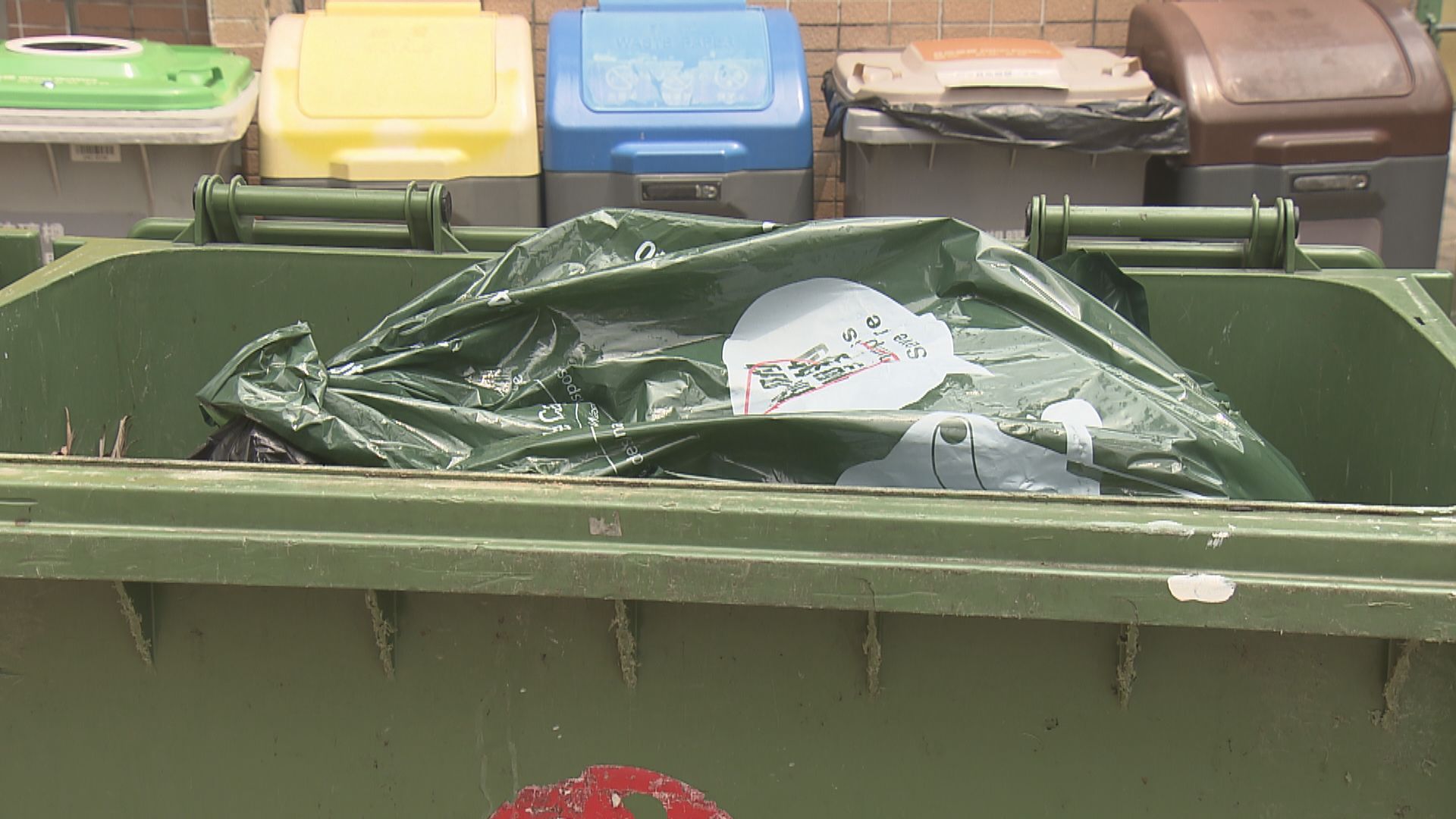 環保署：垃圾徵費試行計劃 約兩至五成住戶用指定袋