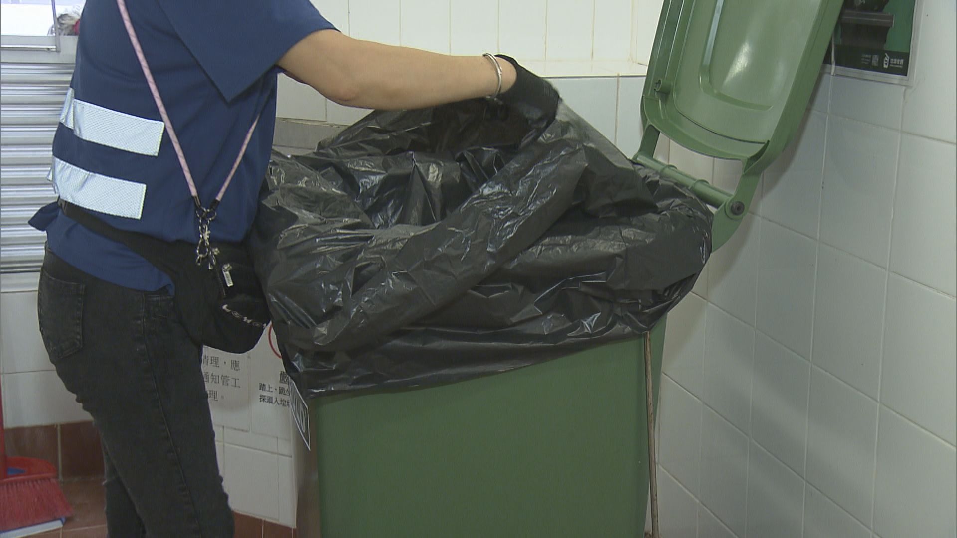 連翠邨清潔工稱「垃圾袋分類」費時 商場商戶批徵費勞民傷財