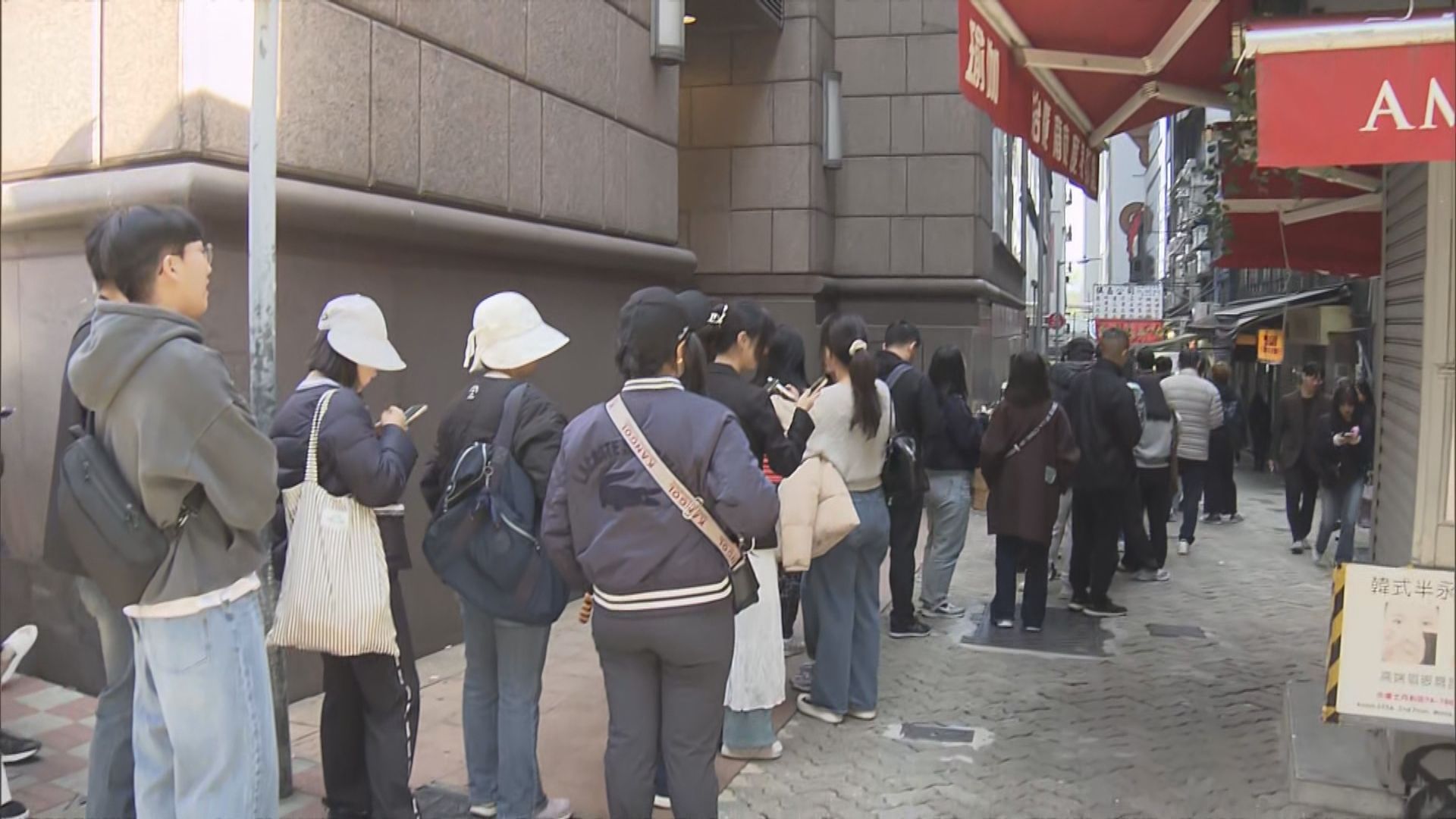 上環一間本地手工曲奇店未開門　已有過百人排隊