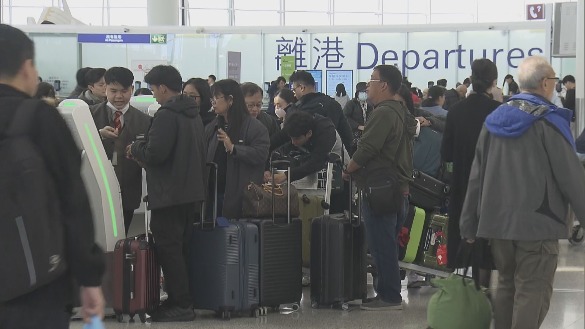 機場及高鐵站大批港人外出度假　內地客來港感受聖誕氣氛