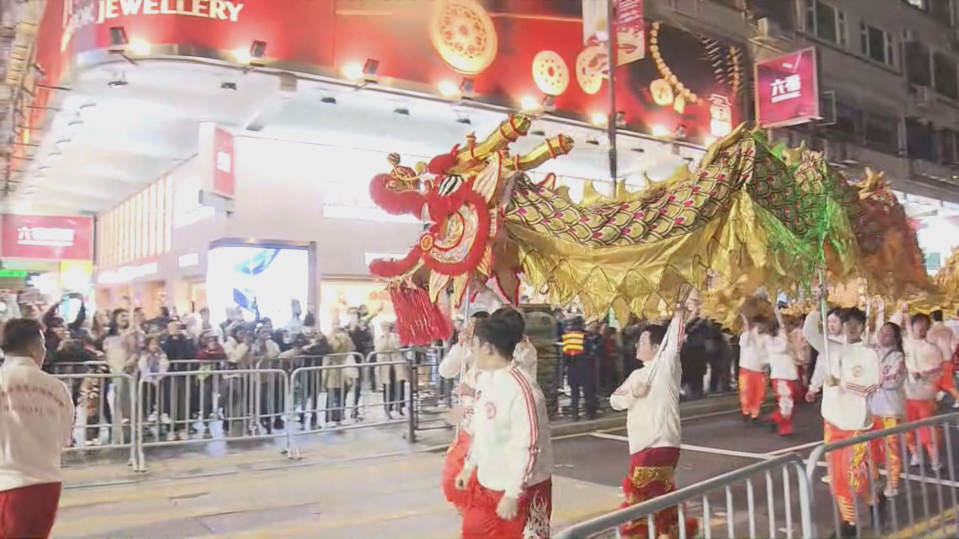 花車巡遊晚上八時舉行　有旅客提早幾小時等候