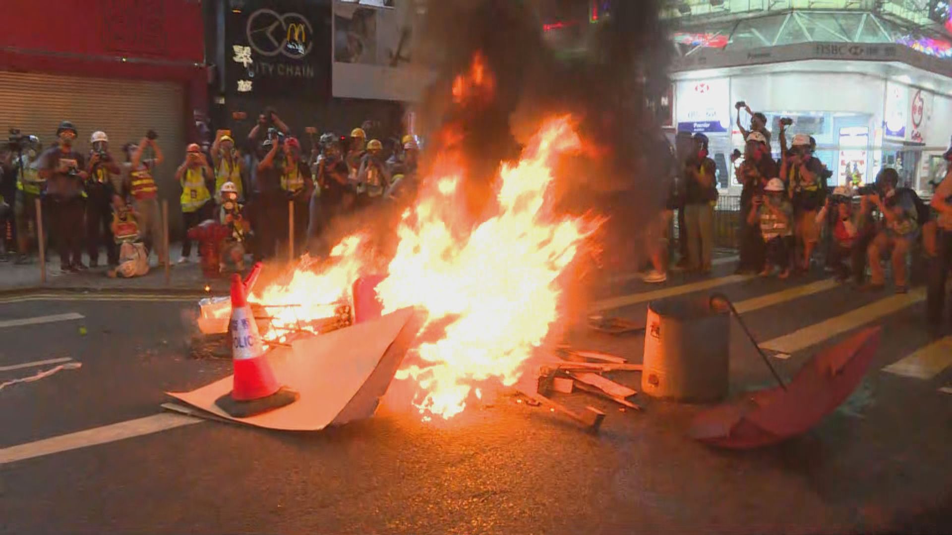 警方銅鑼灣施放催淚彈驅散　示威者焚燒雜物