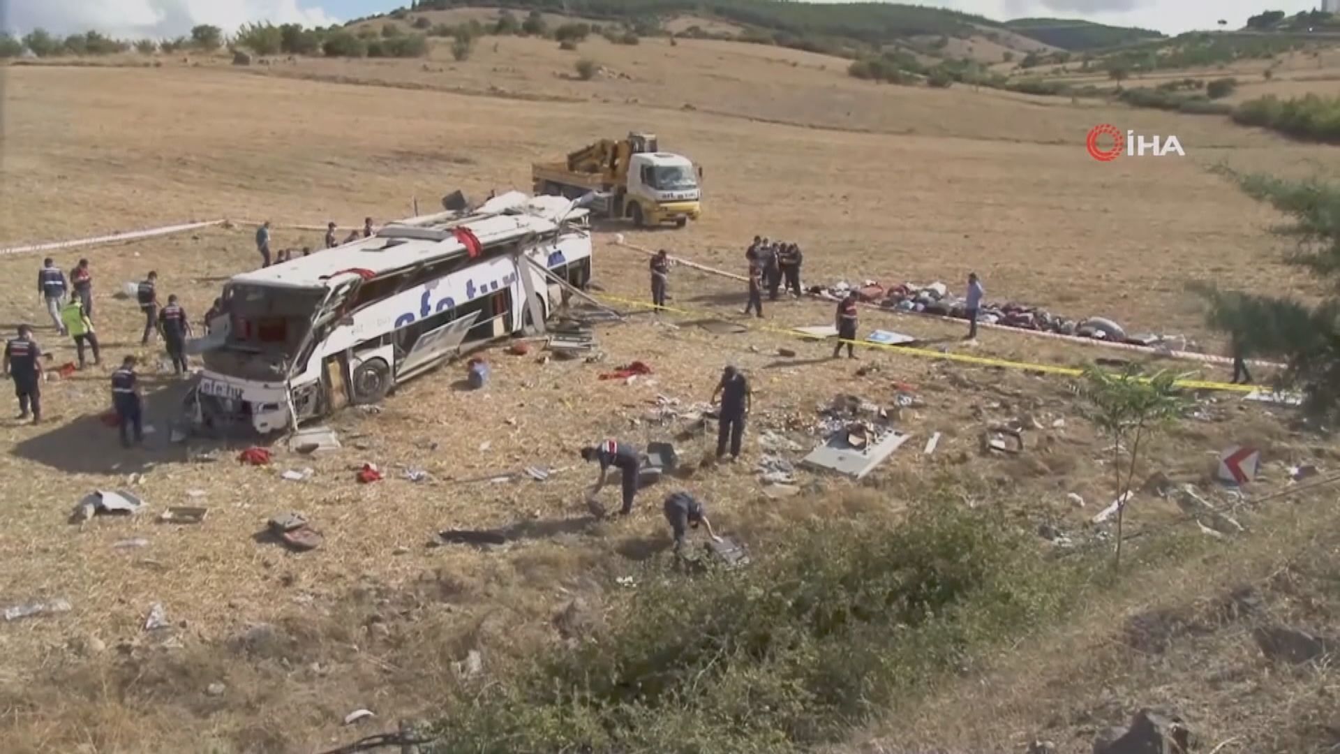 土耳其長途巴士衝出高速公路翻側15人死亡