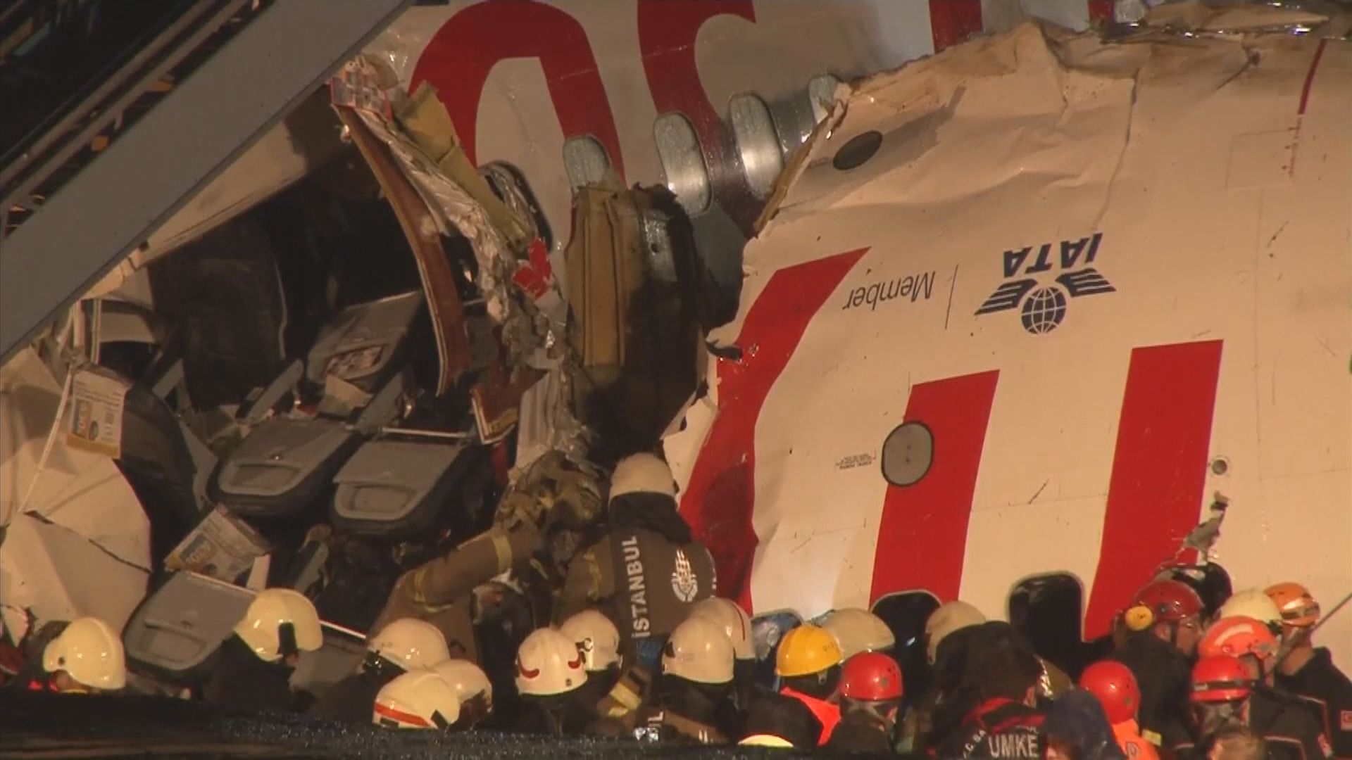 土耳其客機失控衝出跑道最少三死逾百傷