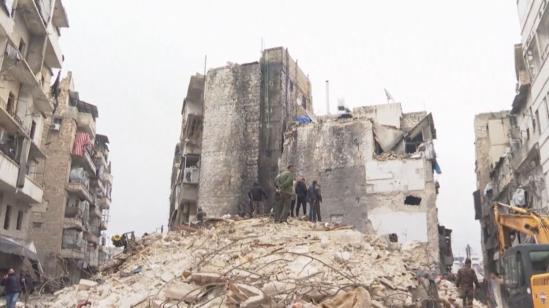 敘利亞「白頭盔」從瓦礫中救出男孩　土耳其派軍機軍艦接送地震傷者 