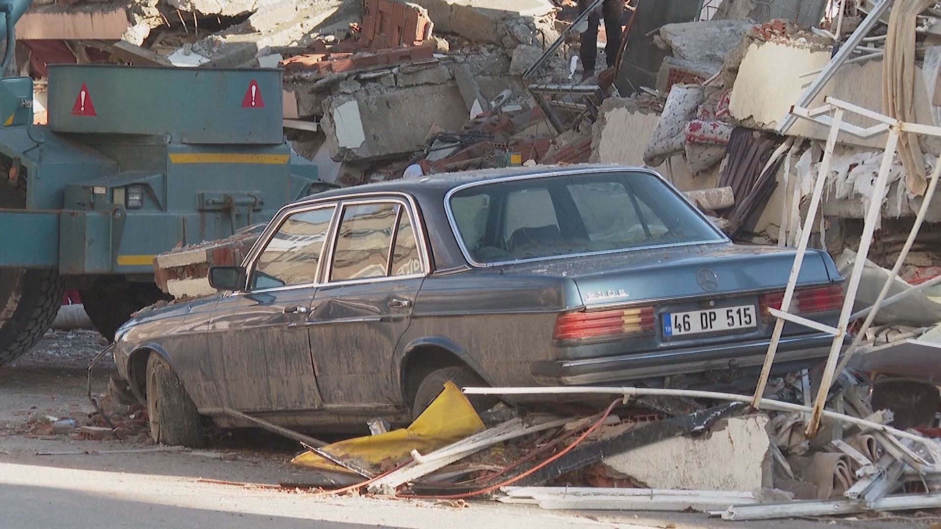 土耳其地震死亡人數已逾7800人　救援人員續尋生還者