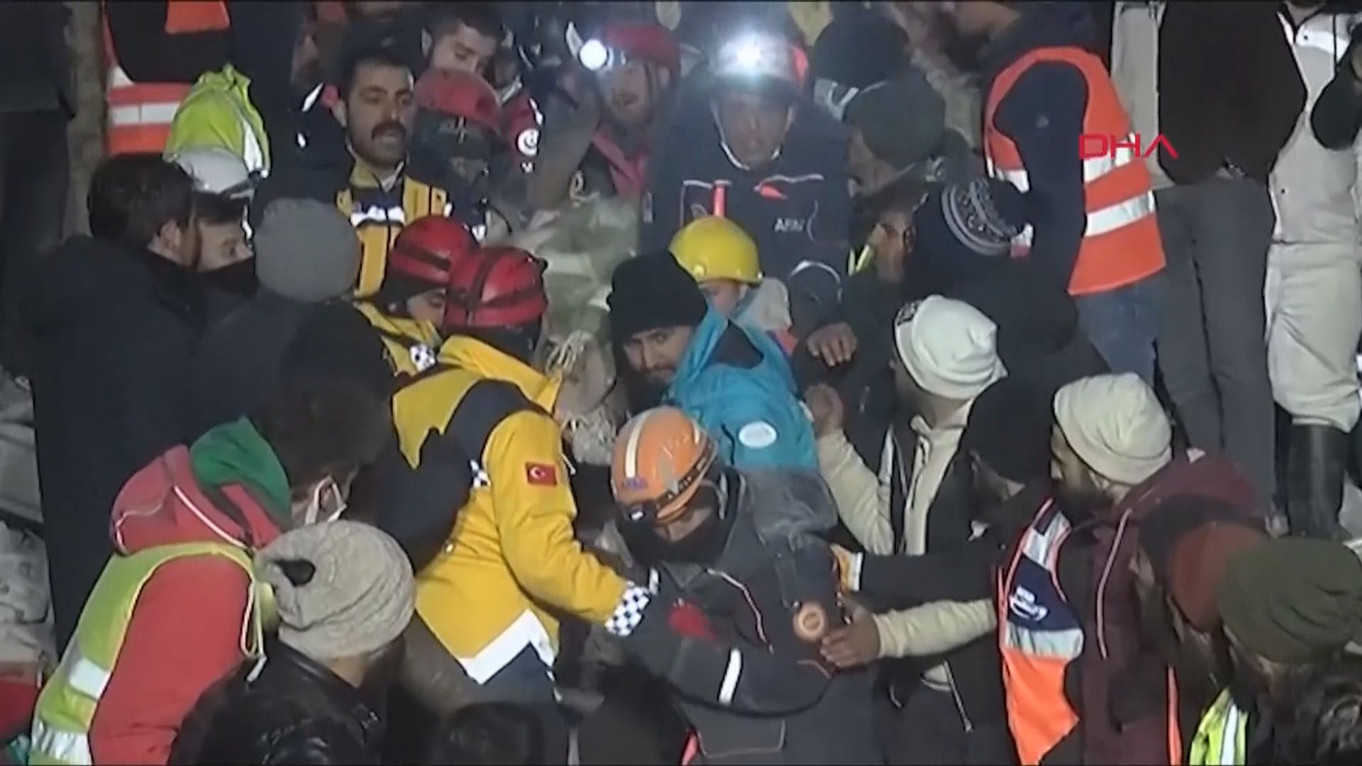 救援人員在土耳其地震災區救出被困逾65小時生還者