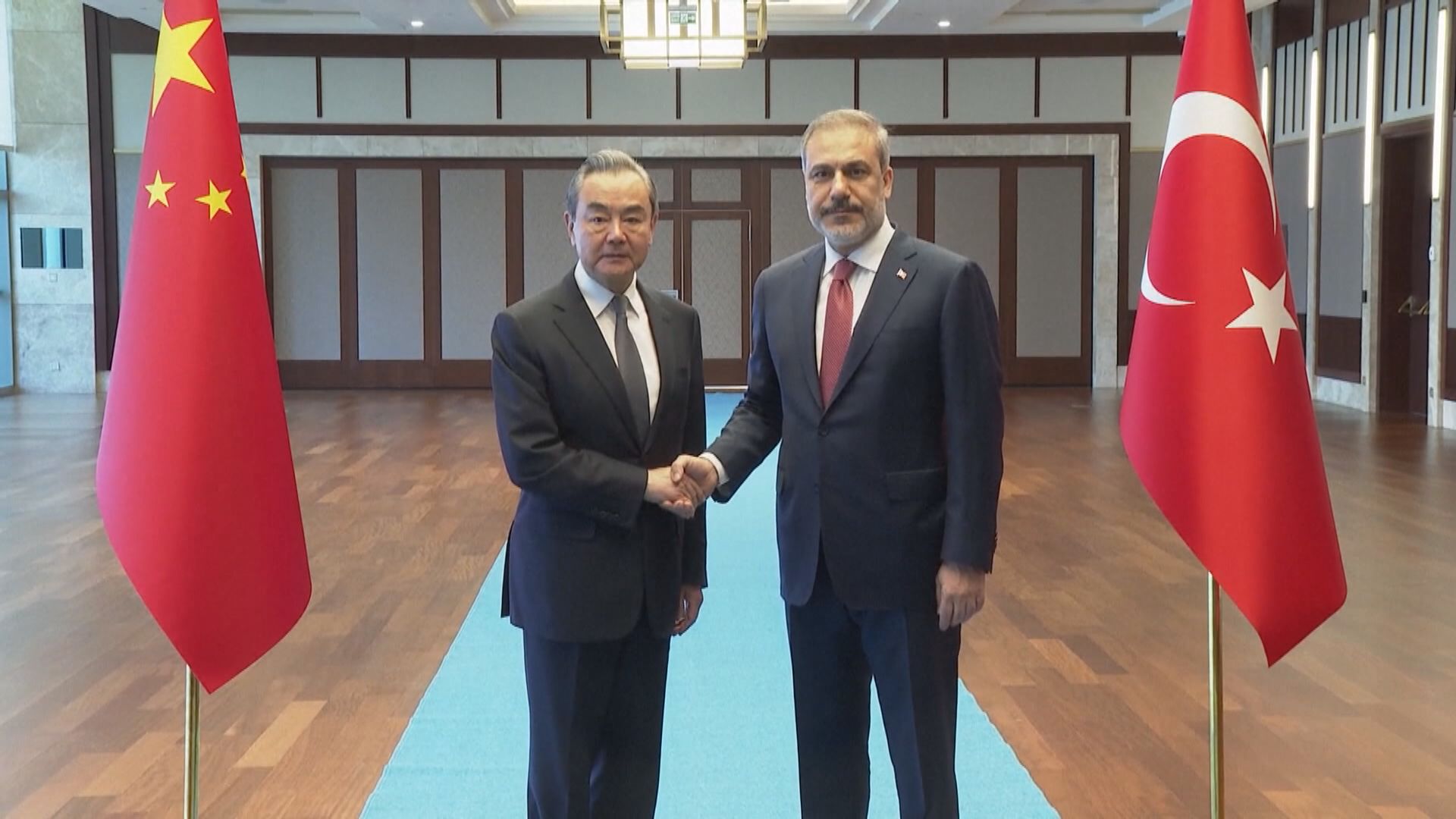 新任外長王毅轉抵土耳其訪問