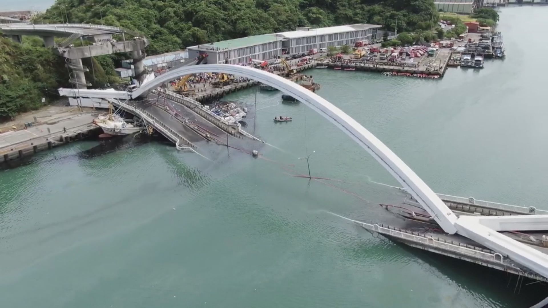 宜蘭南方澳跨港大橋倒塌逾20人傷