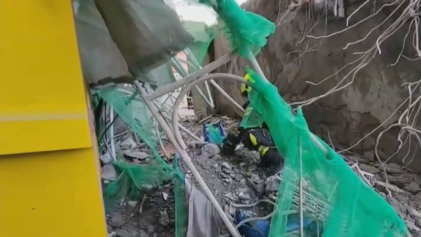 花蓮酒店拆除中倒塌　電單車司機逃過一劫