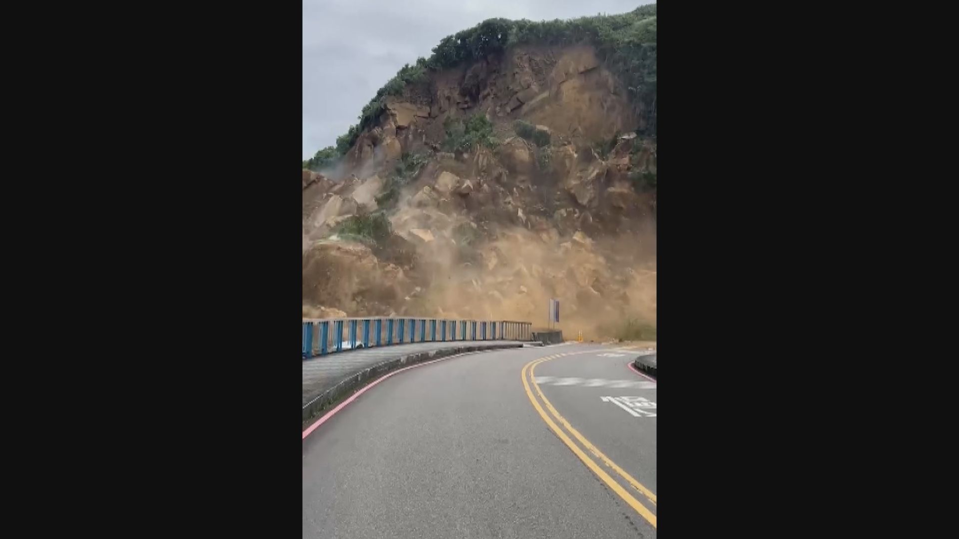 台灣基隆潮境公園路口發生山崩擊中多輛車 至少兩傷