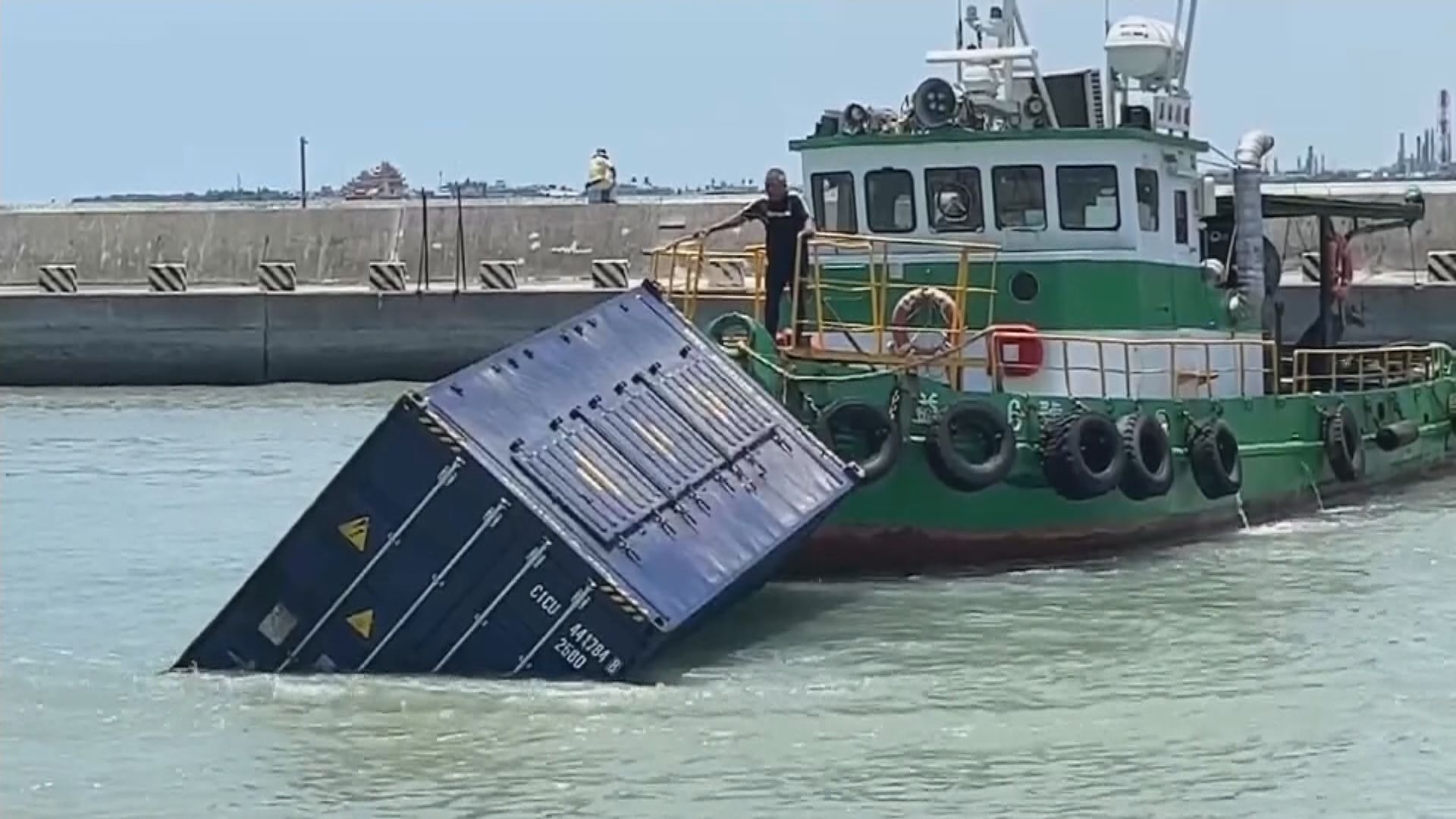 台灣近600個貨櫃海上漂流 當局颱風前把握時間打撈