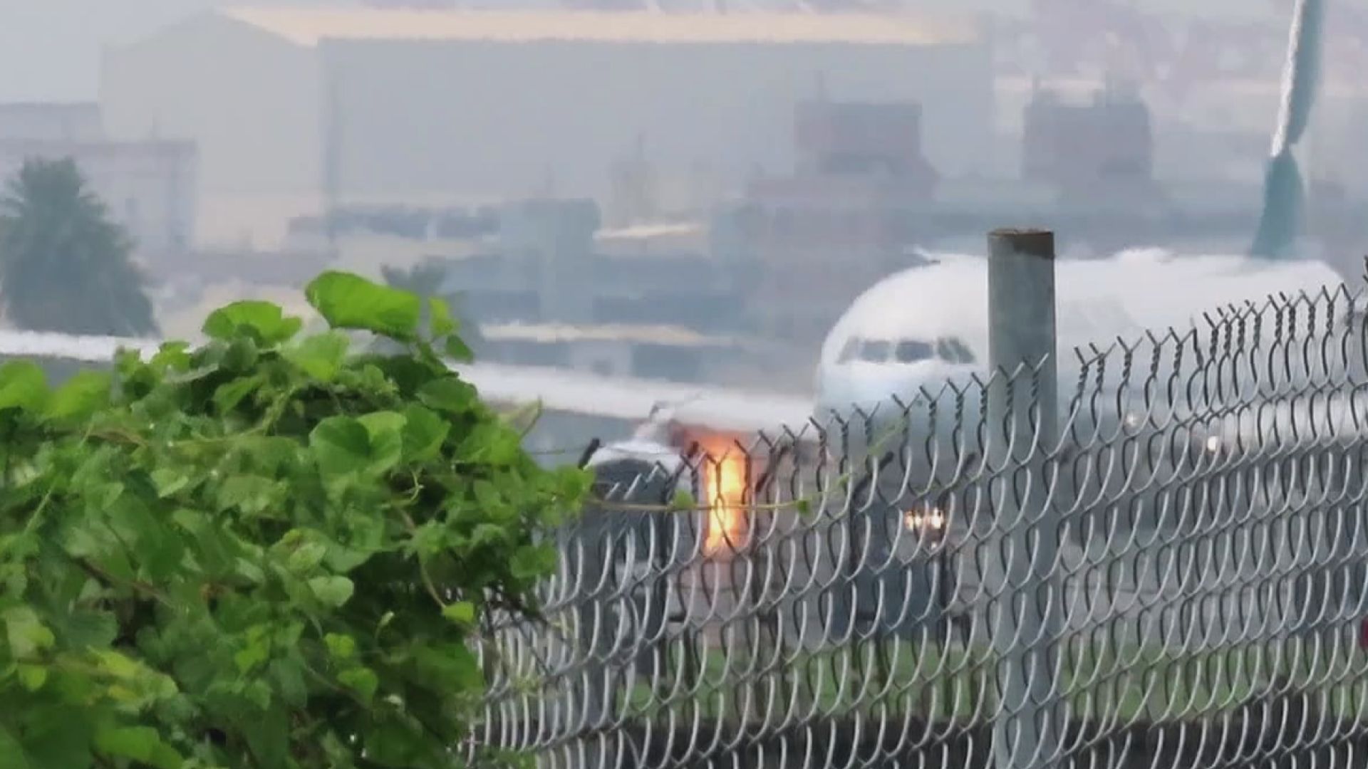 國泰高雄飛香港航班引擎冒火光傳巨響折返停機坪　275乘客受影響