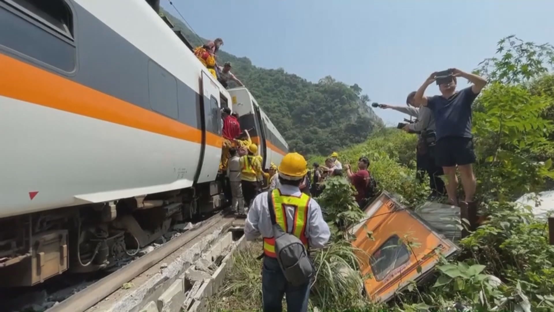 台鐵出軌事故增至最少54人死亡　逾150人傷