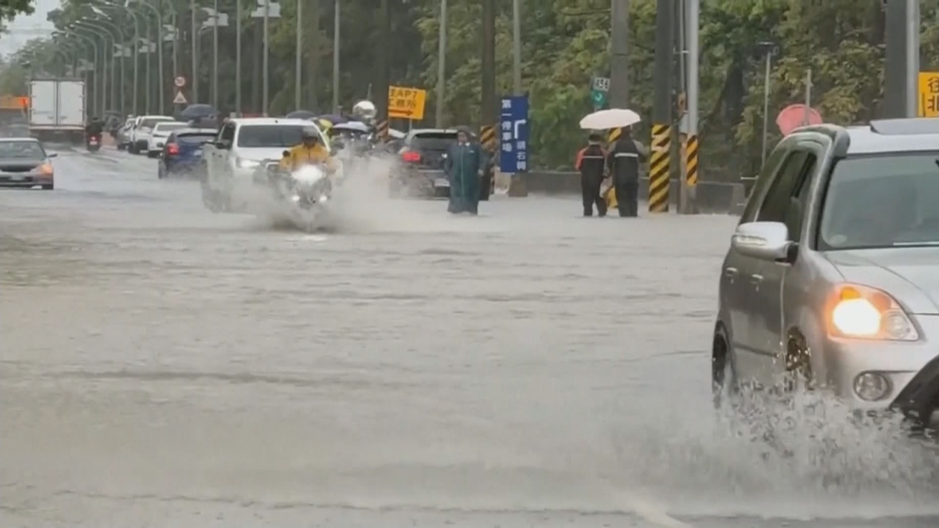 台灣嘉義縣暴雨水浸　民眾抱怨縣政府太遲宣布停工停課