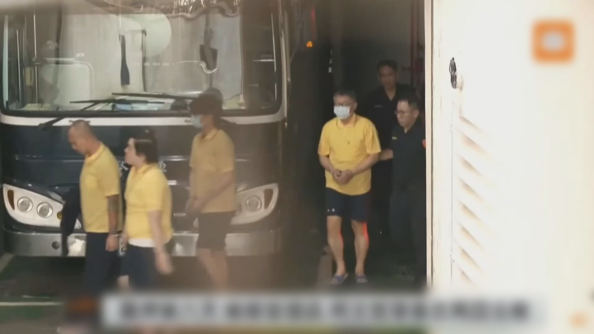 柯文哲穿被告制服被押往台北地檢署提訊