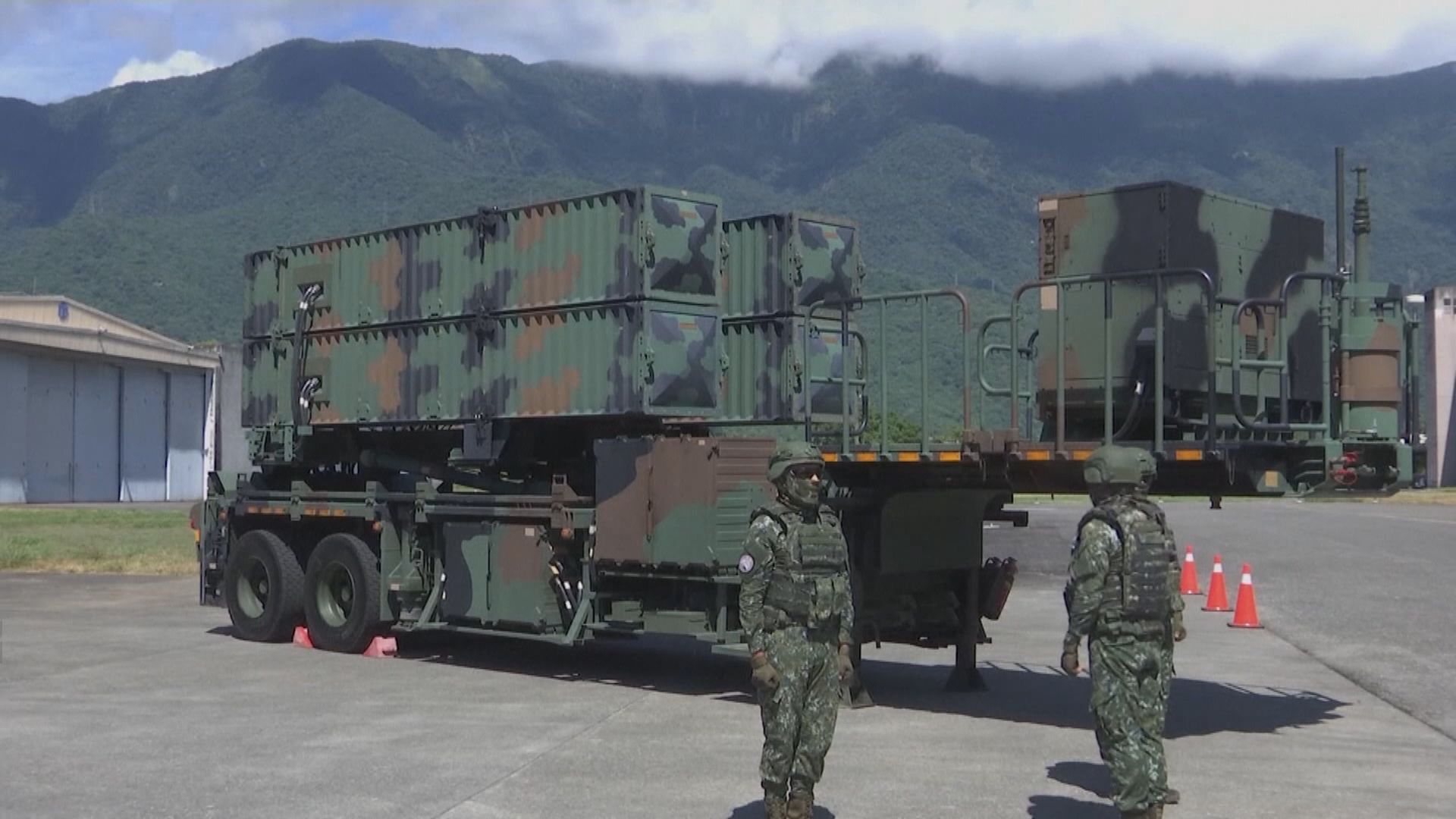 台灣空軍在花蓮基地展示操練多款軍備