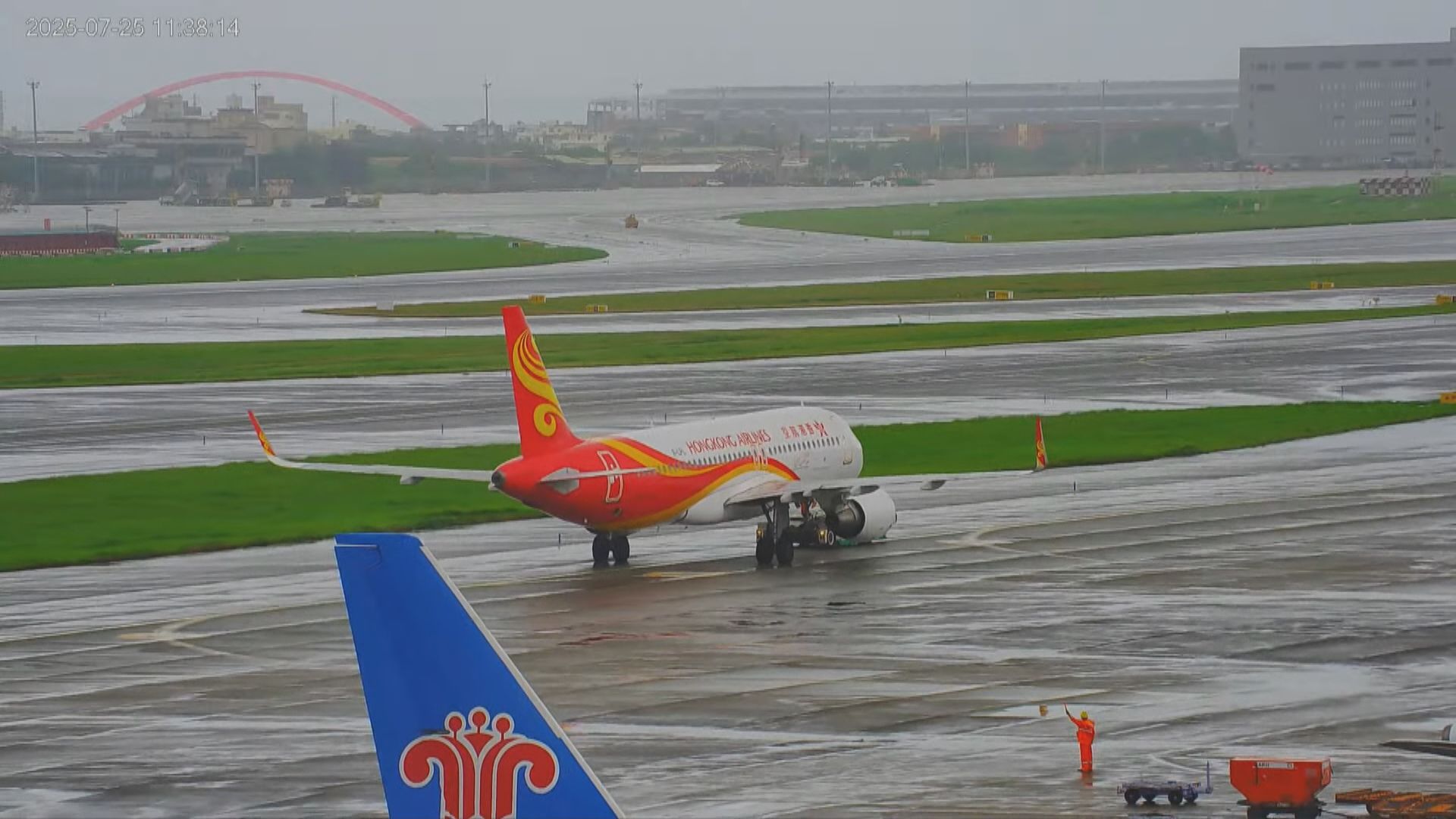 港航客機降落桃園機場疑滑錯跑道迎面遇上海航客機　當局疑控制塔指示有誤