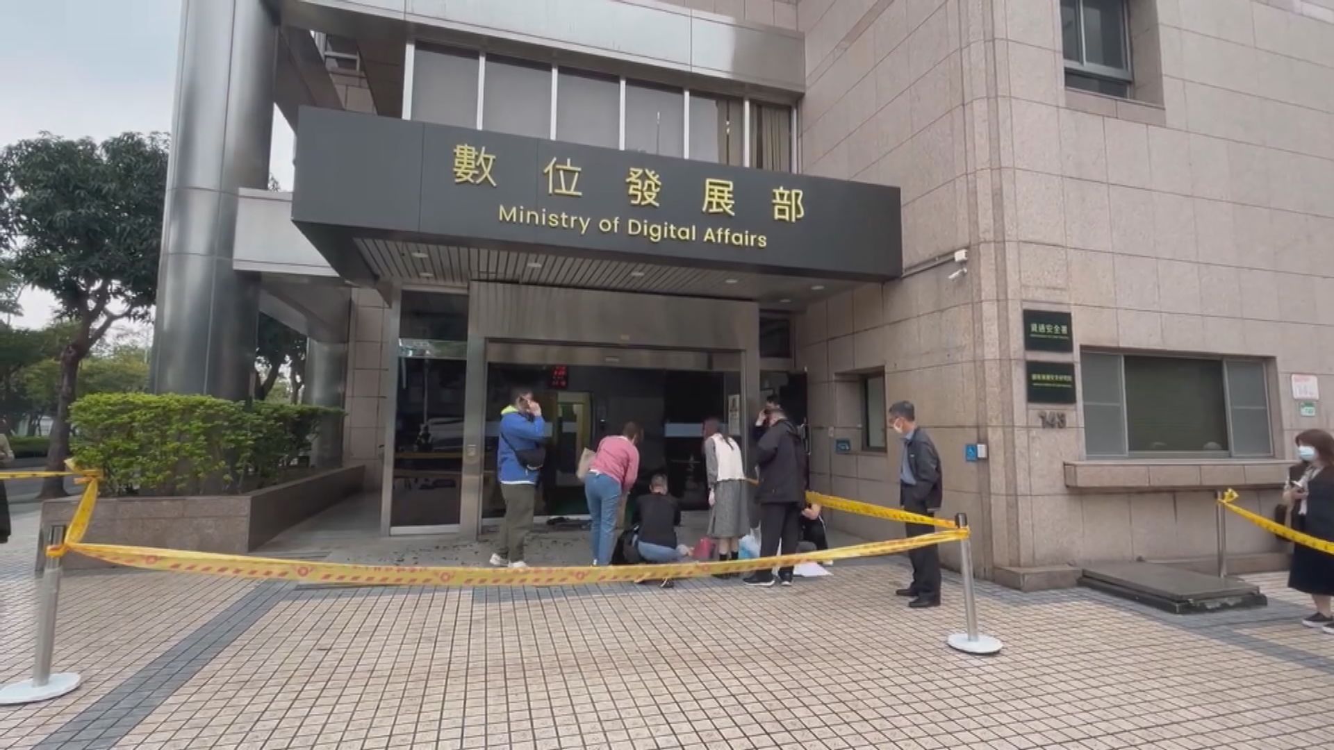 台灣民宿老闆不滿政策 赴台北數位發展部大樓開3槍破壞大門