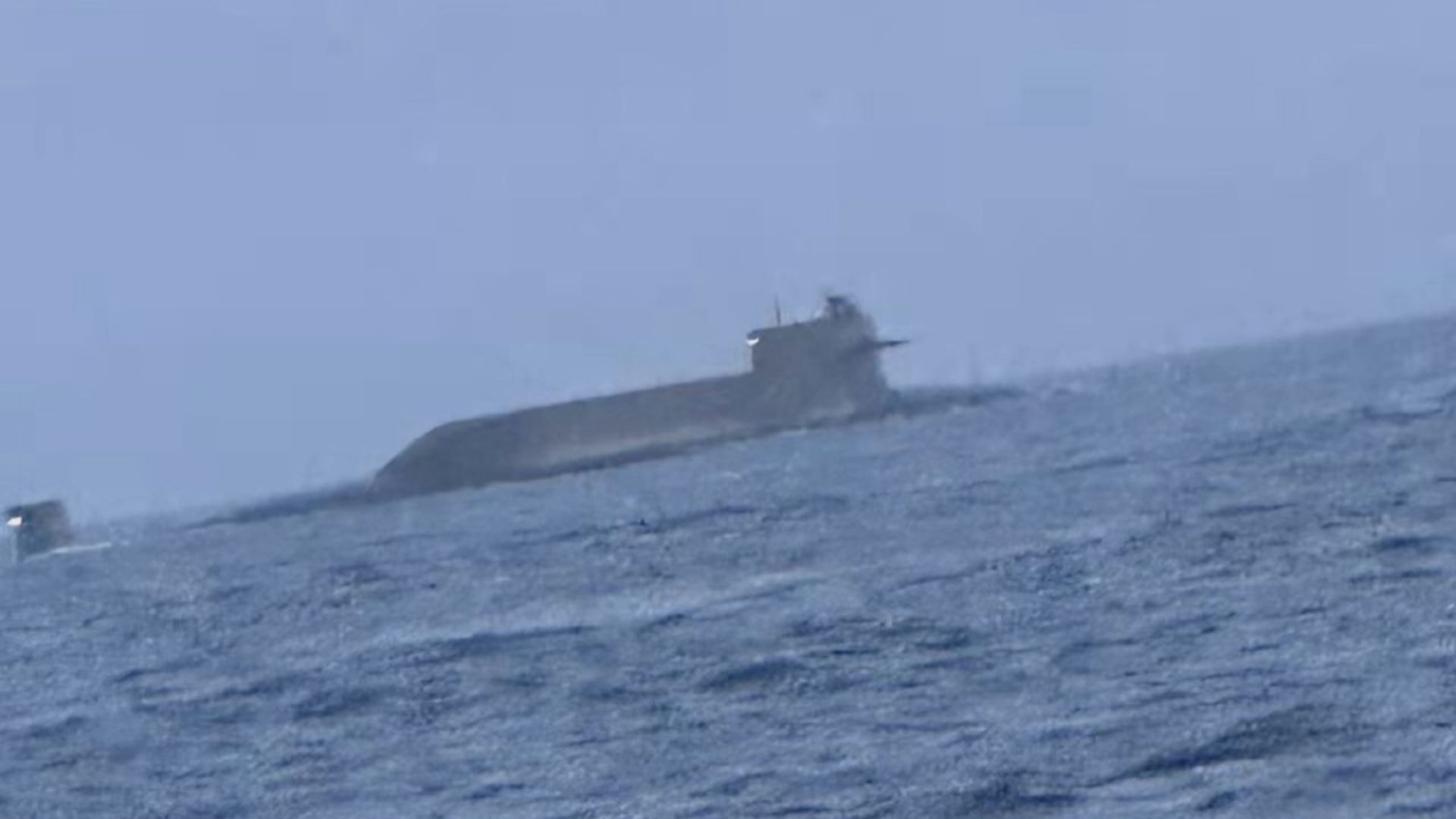 台灣漁民捕魚發現解放軍潛艇上浮