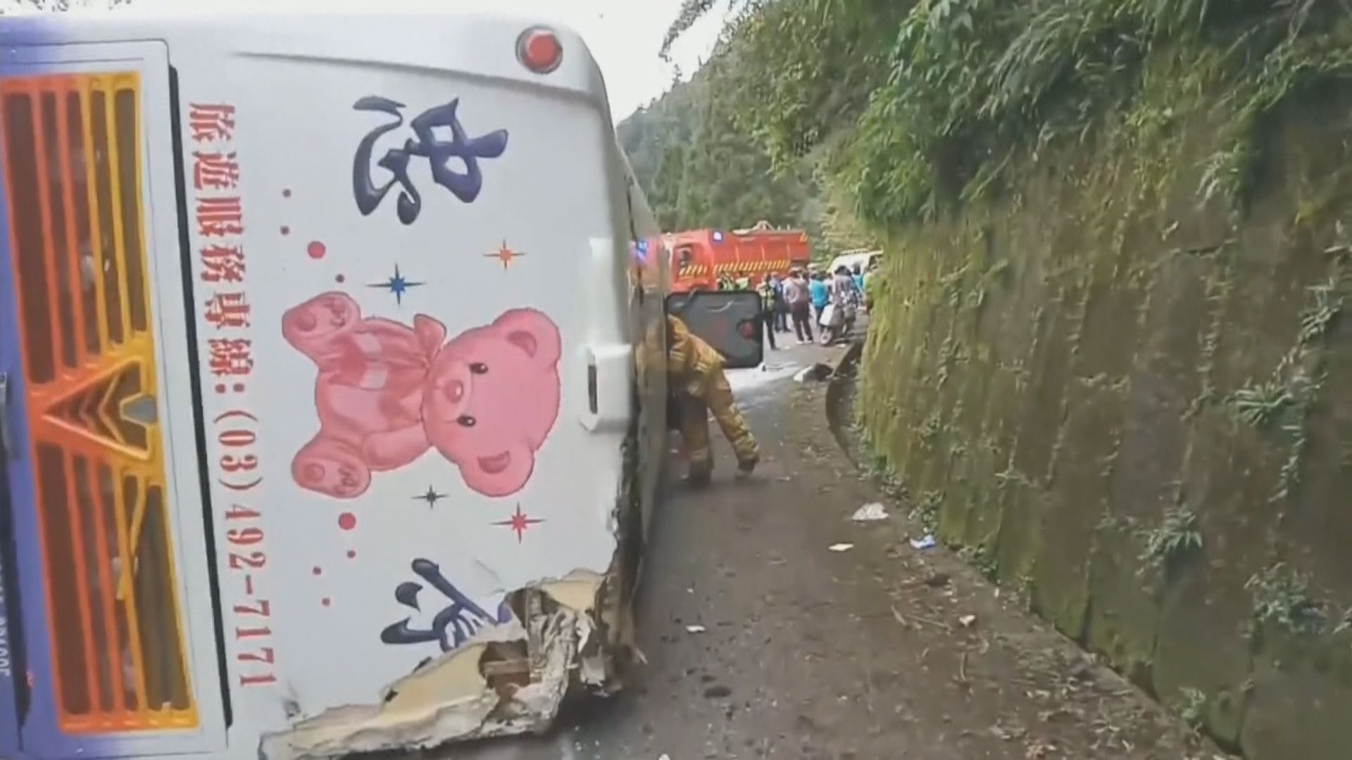 台灣宜蘭有旅遊巴翻側 造成一死三十多傷
