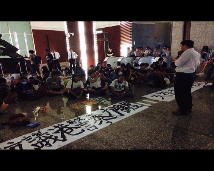 
台灣學生徹夜靜坐支援香港佔中