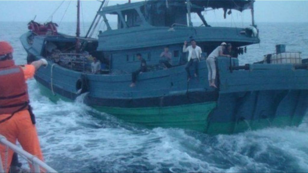 大陸漁船「越界」遭台灣海巡隊扣查