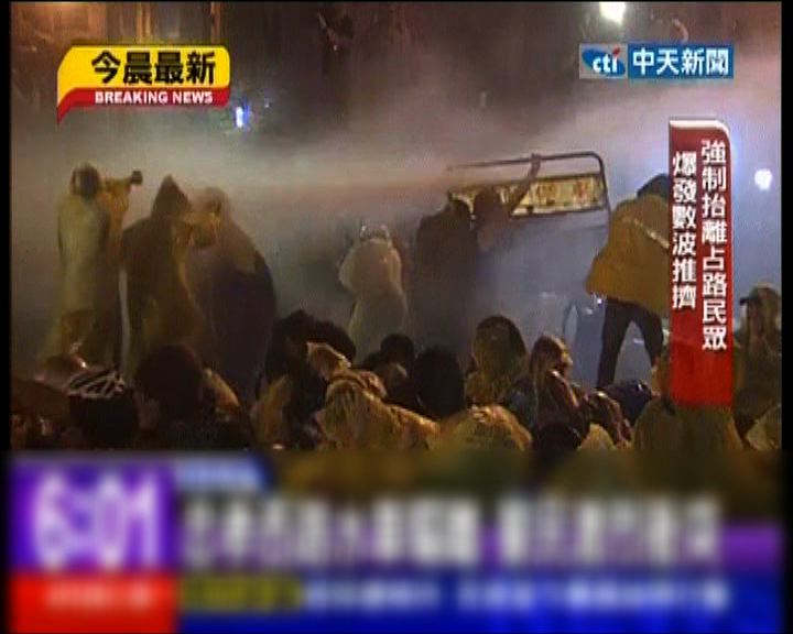 
台北警方凌晨清場驅離反核民眾