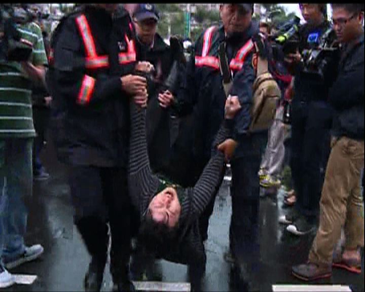 
台北警方通宵驅散反核示威者