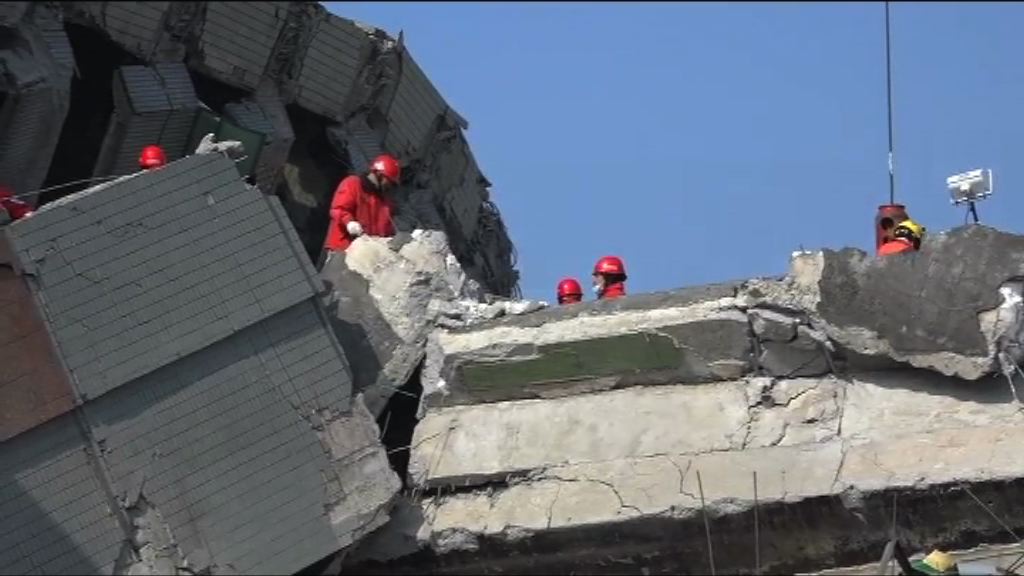 台南地震　大樓後座單位塌向前座救援難