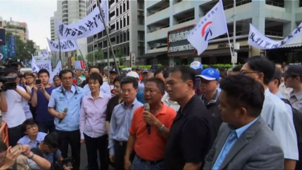 台灣漁民抗議日本扣押漁船索款