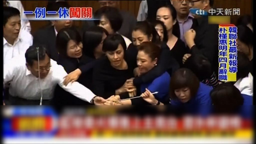 勞基法修正草案　台立院議事廳再爆衝突