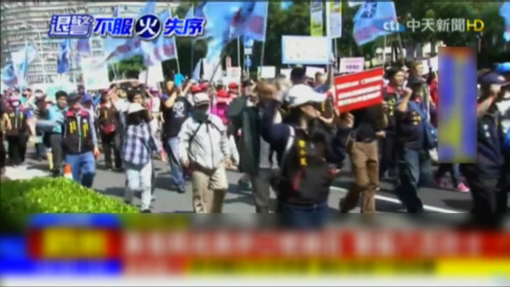 台灣反軍人年金改革示威持續