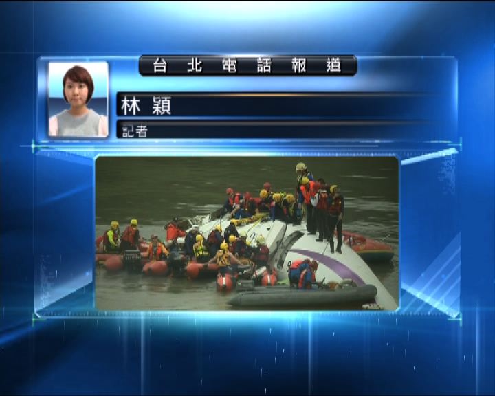 
台灣救援隊伍進入機內搜索生還者