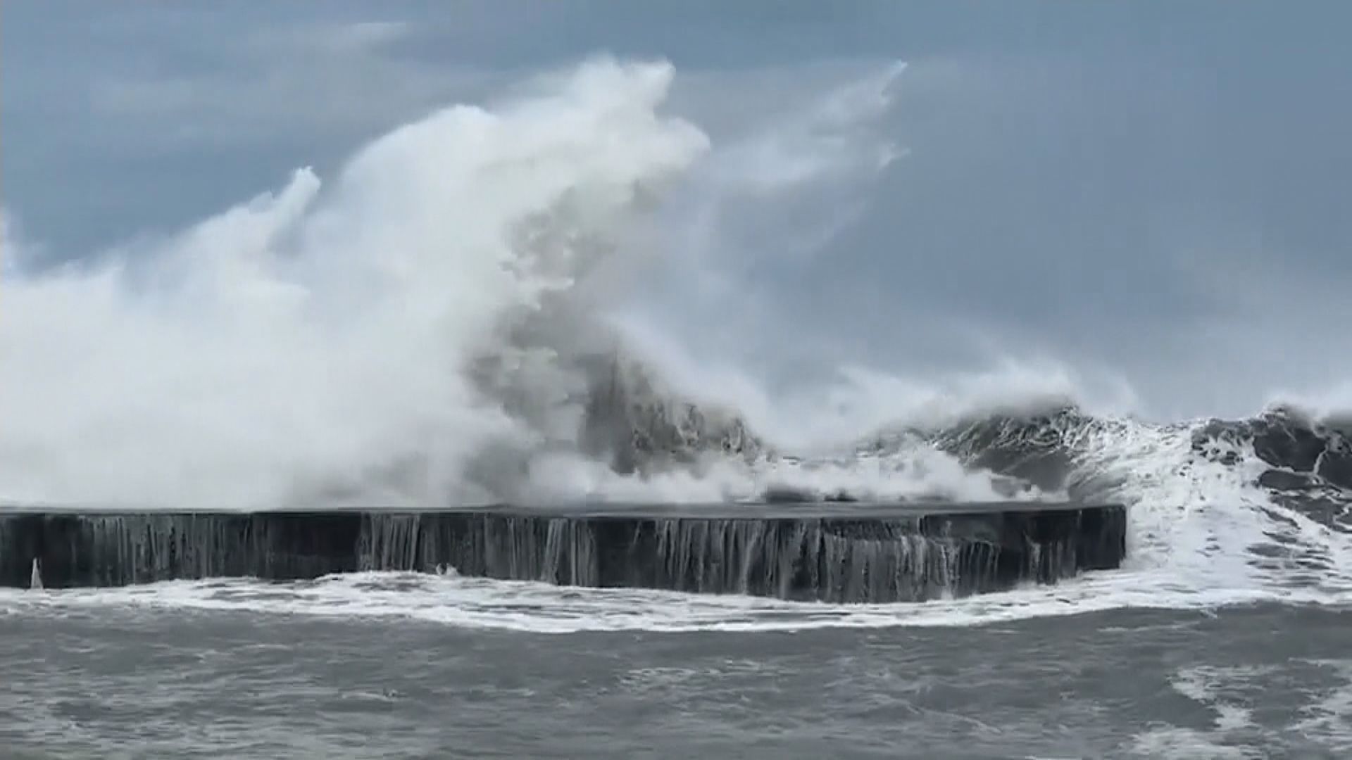 卡努持續為沖繩帶來狂風暴雨 正緩慢趨向台灣東北部近海