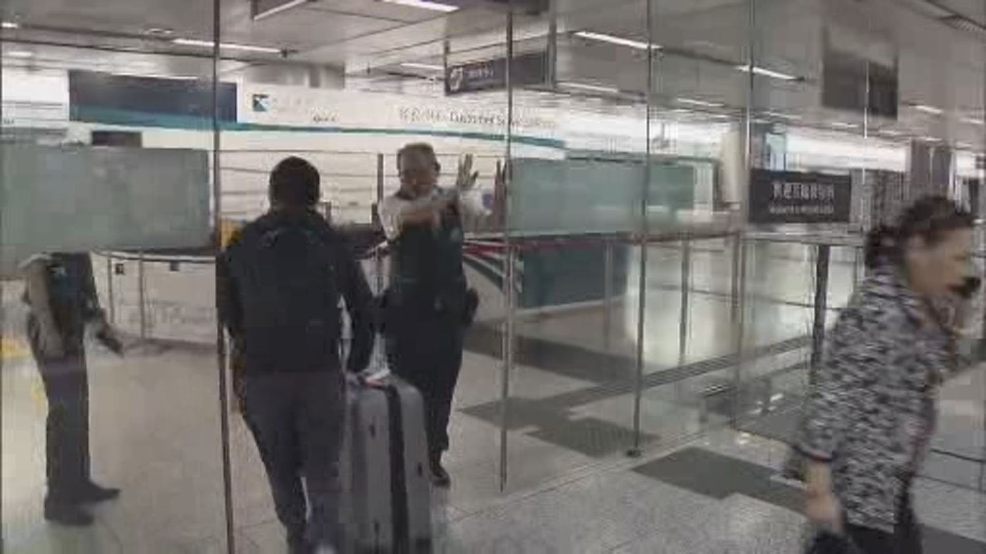 受風暴影響220航班取消或延誤 機場快綫暫停服務