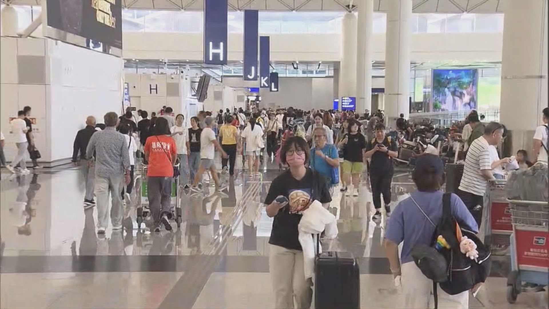 打風｜機管局：明日中午前基本上不會有客機離港　料航班全恢復需時一至兩天